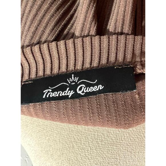 Trendy Queen Brown Ribbed Long Sleeve Top Lace Trim V-Neck Women’s Small - Picture 7 of 8